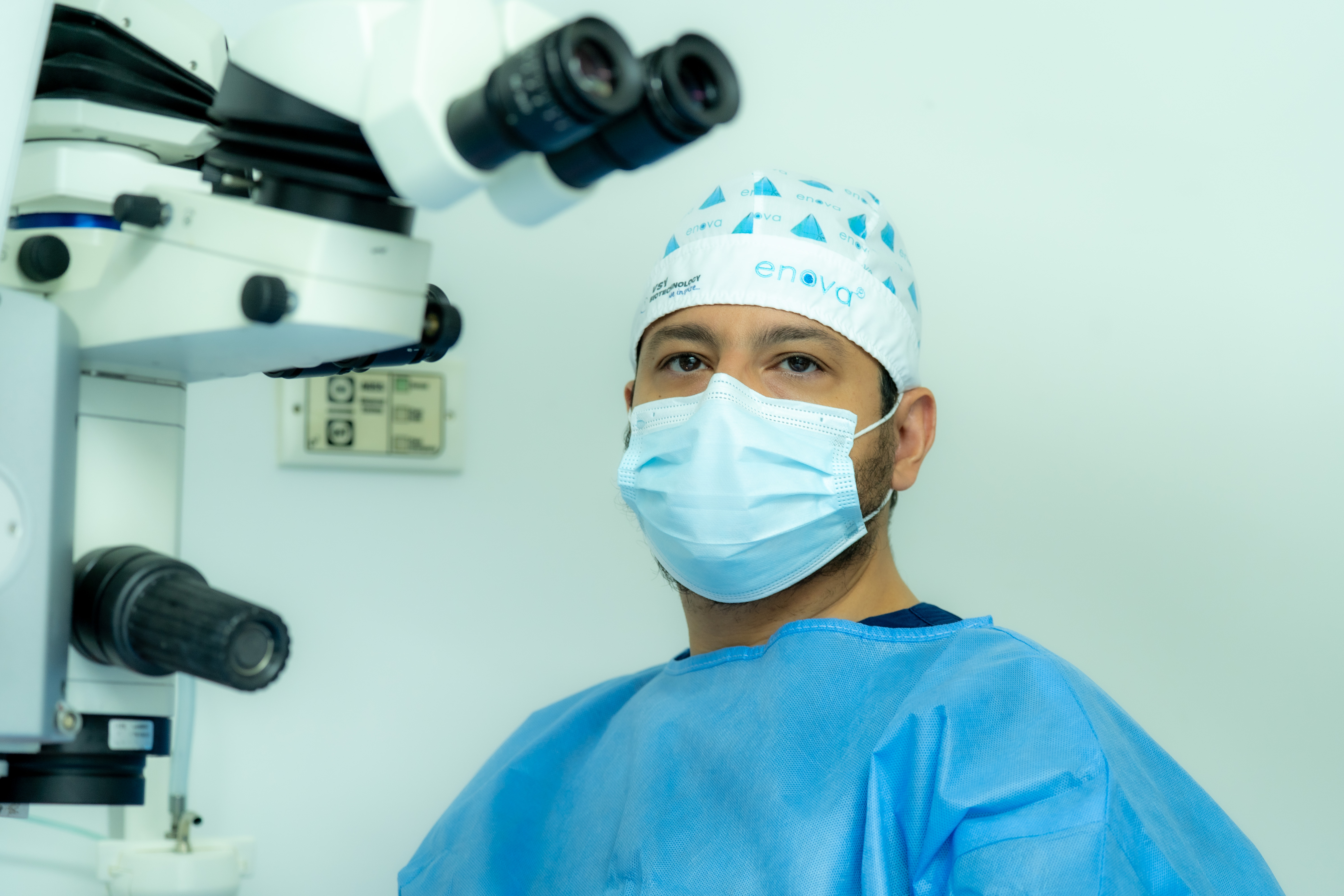 الدكتور حسين السقاف — استشاري طب وجراحة العيون